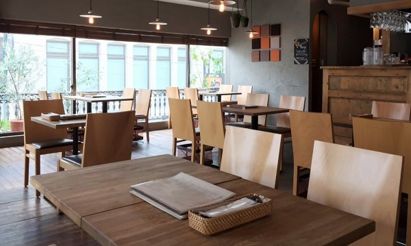 開店前のカフェの店内