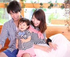 若い夫婦と幼児