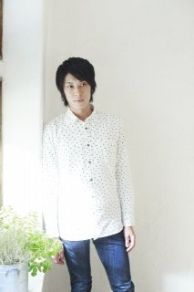 ジーンズを履く男性