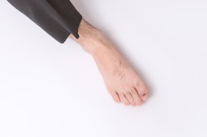 男性の右の素足