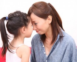額を寄せ合う母と娘