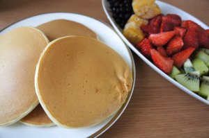 フルーツを添えたパンケーキ
