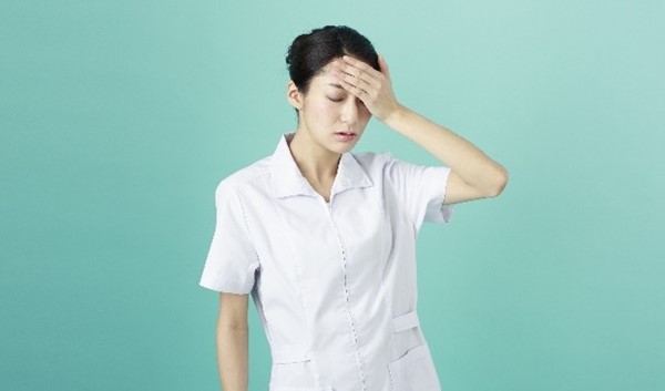 頭痛をうったえる女性