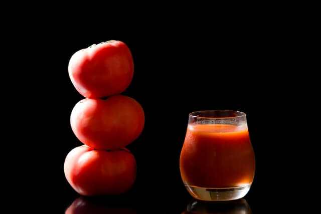 生のトマト3つとトマトジュース