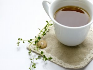 白いカップの紅茶