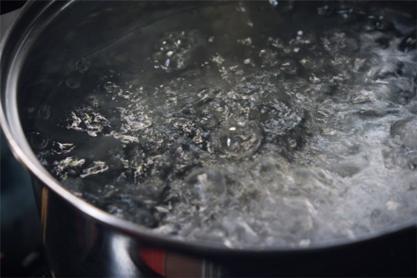 湯を沸かしている鍋