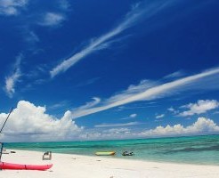 沖縄の青い海と白い砂浜