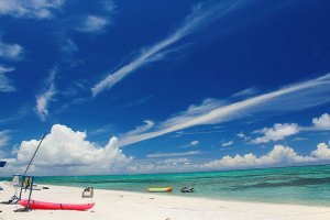 沖縄の青い海と白い砂浜