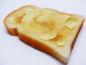 マーガリンを塗った食パン