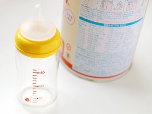 哺乳瓶と粉ミルク