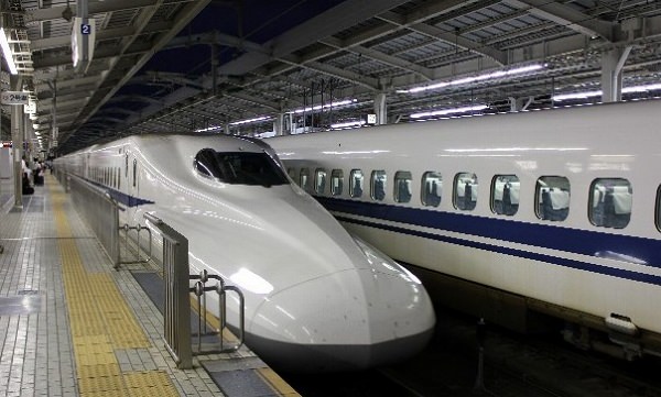 ホームで待機する新幹線