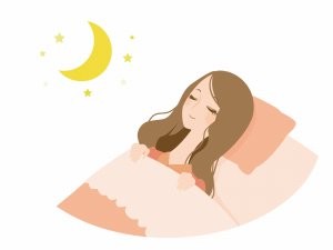 仰向けで寝る女性