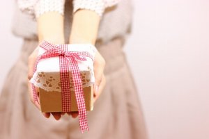 バレンタインプレゼントを差し出す女性