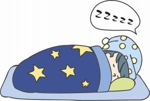 横向きで寝る男性
