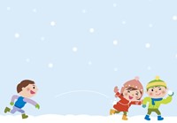 雪合戦して遊ぶ子供
